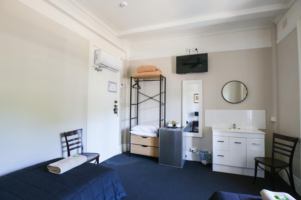 HOTEL GOSFORD 49/64