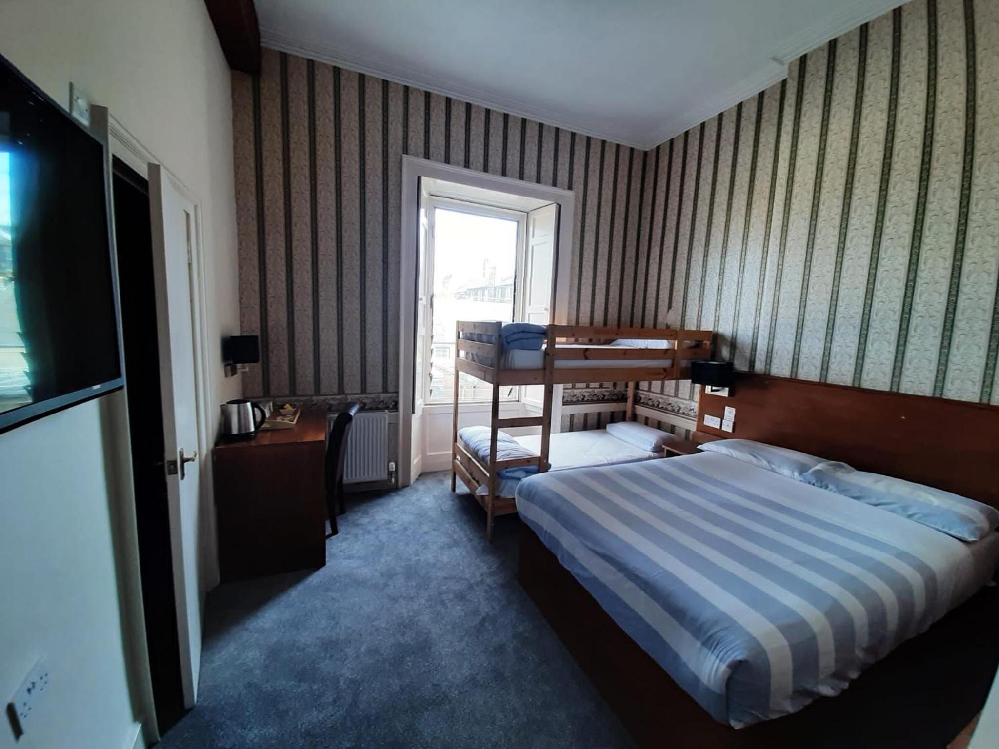 Room, Quadruple, 1 Double and 2 Bunk Beds، Adelphi Edinburgh Hotel 2/2