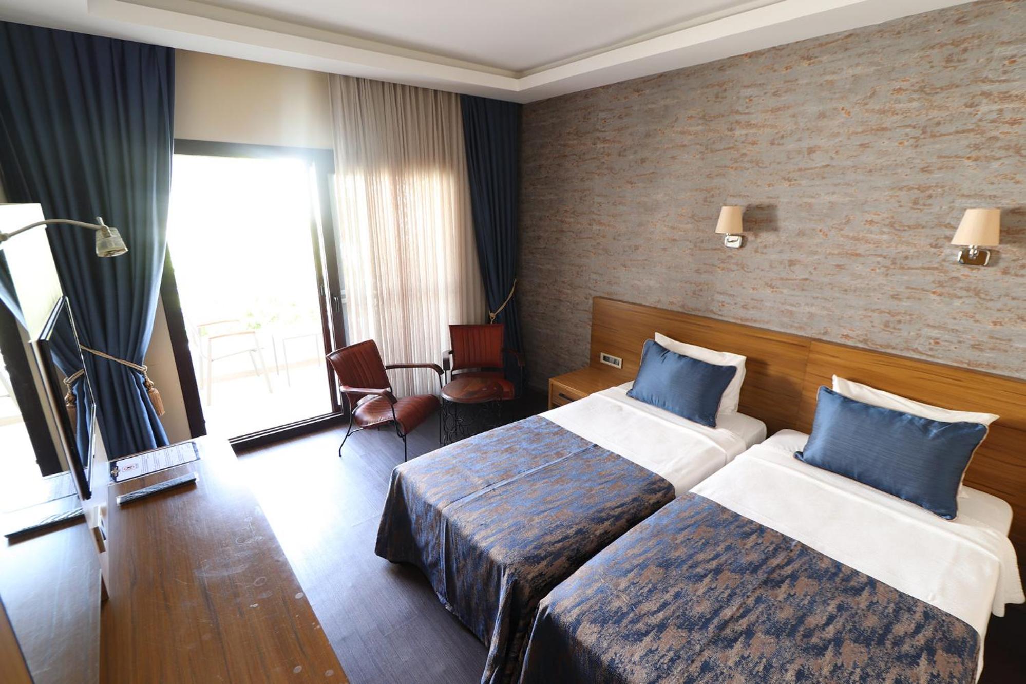 Standard, Double or Twin Bed, Land View