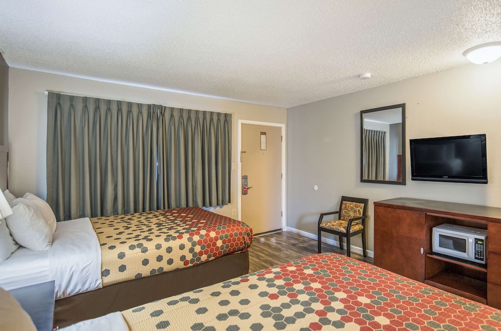 Econo Lodge Inn & Suites Yreka, CA 13/50
