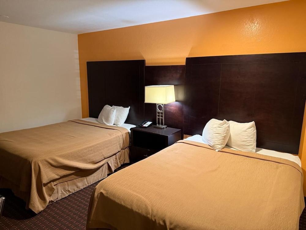 Hollister Inn 16/28