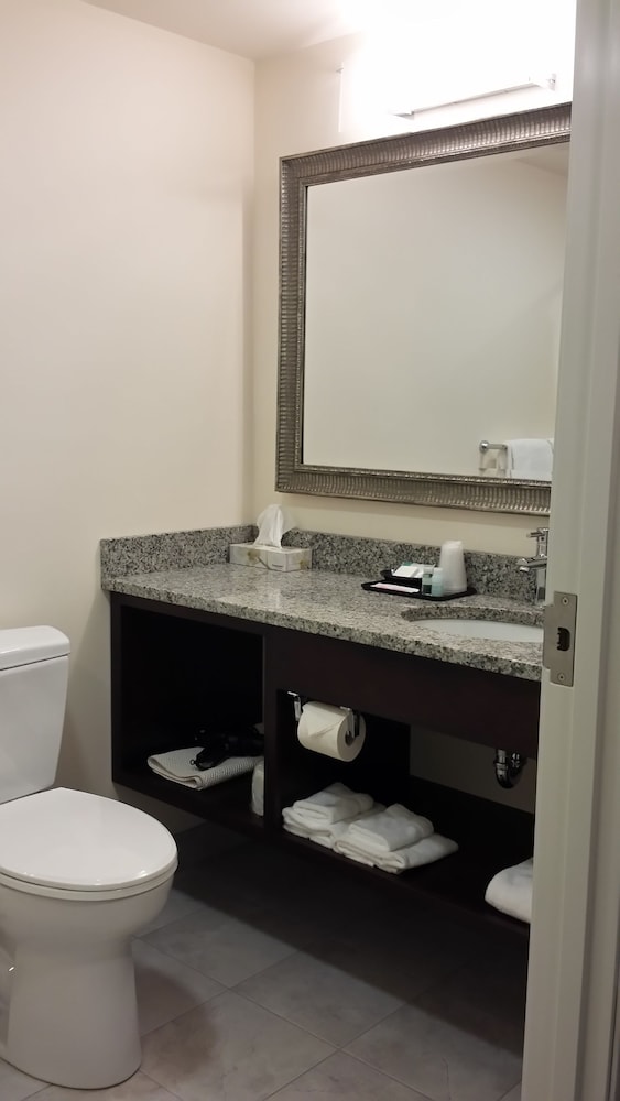 Belfast Harbor Inn 52/64