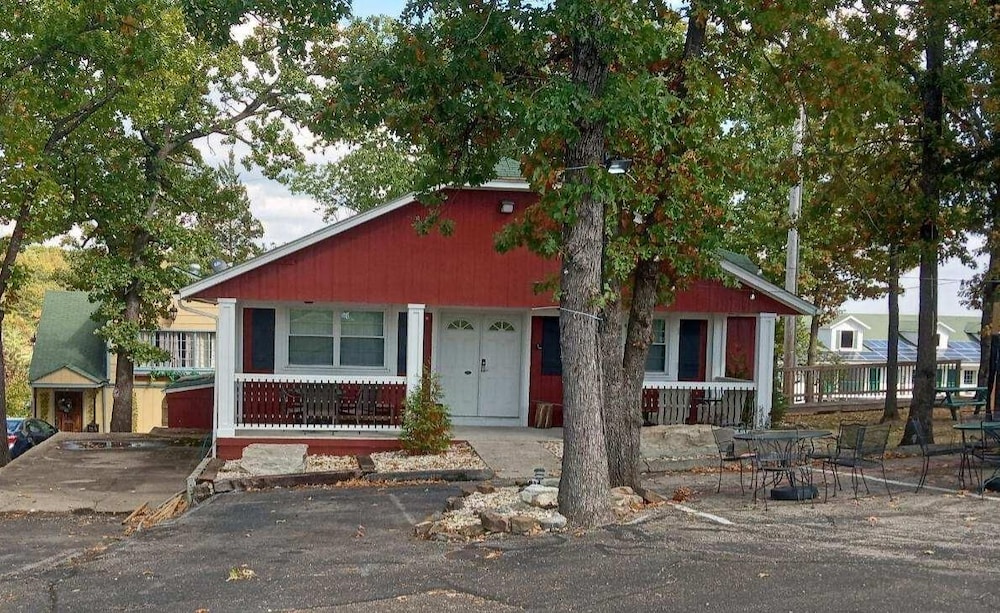 Branson Surrey Inn 62/65