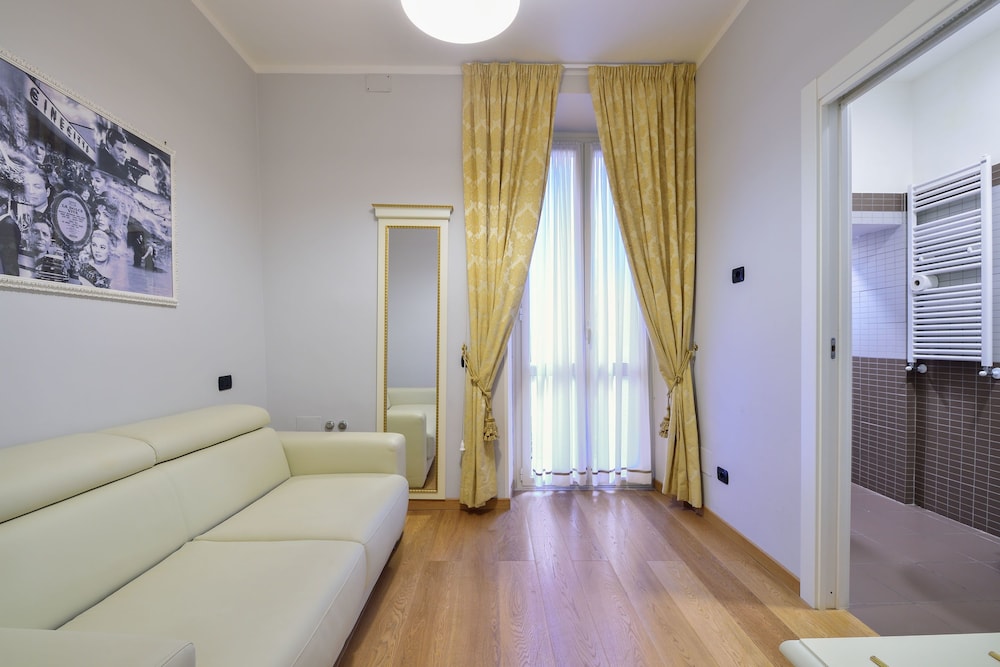 Gravina Suite Frattina 35/53