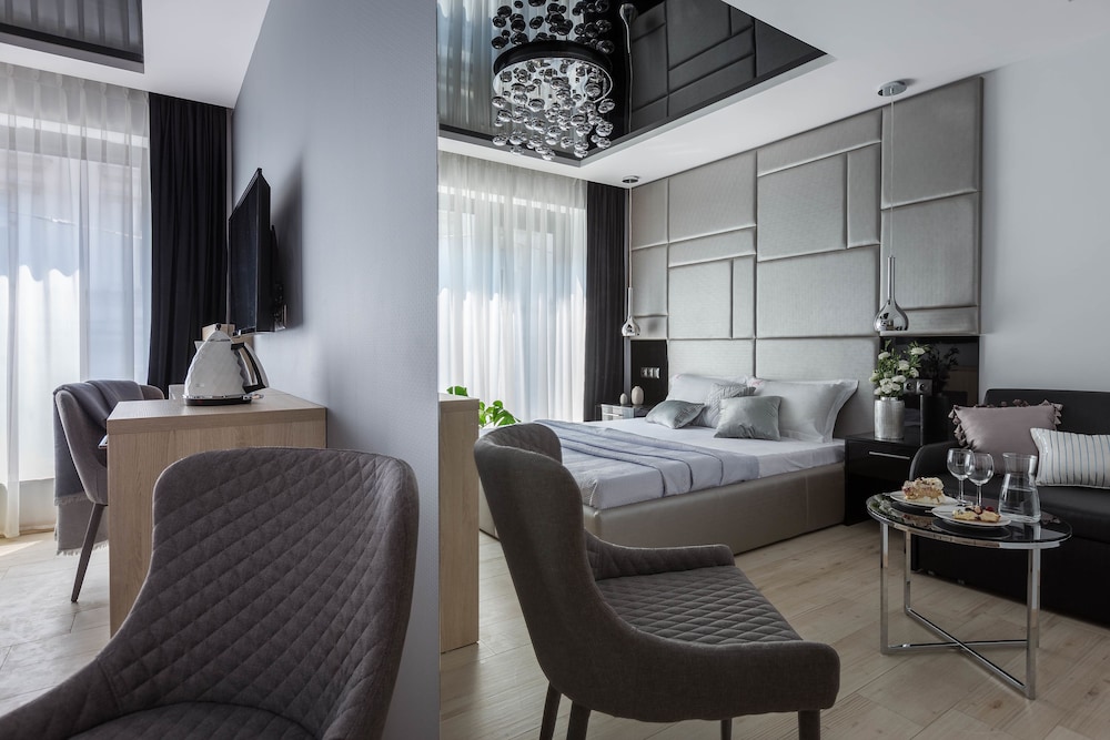 ROMANTIC, QUEEN BED