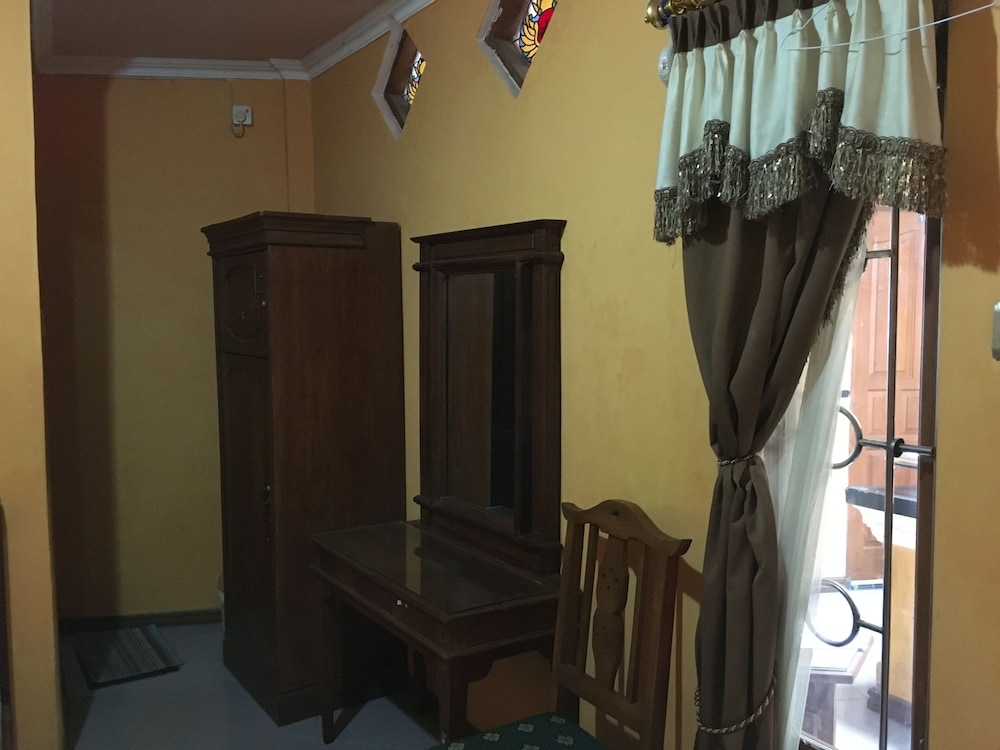 Hotel Alami near Alun-Alun Klaten 3/40