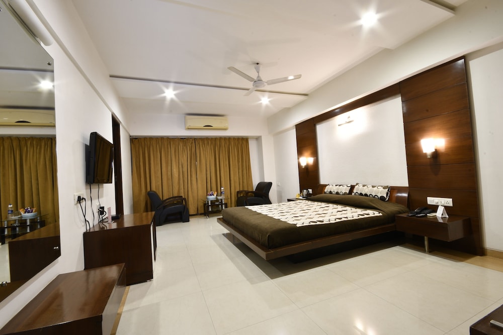 DELUXE, KING BED