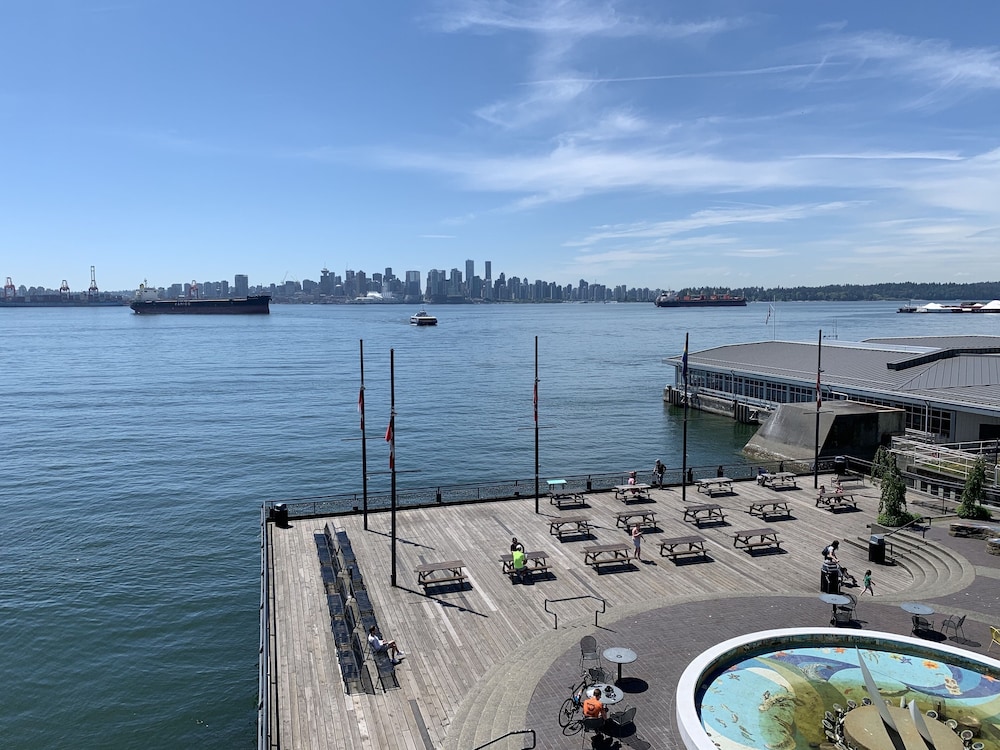 Lonsdale Quay Hotel 39/76