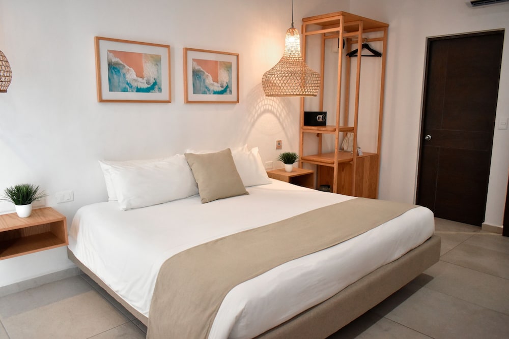 DELUXE, KING BED