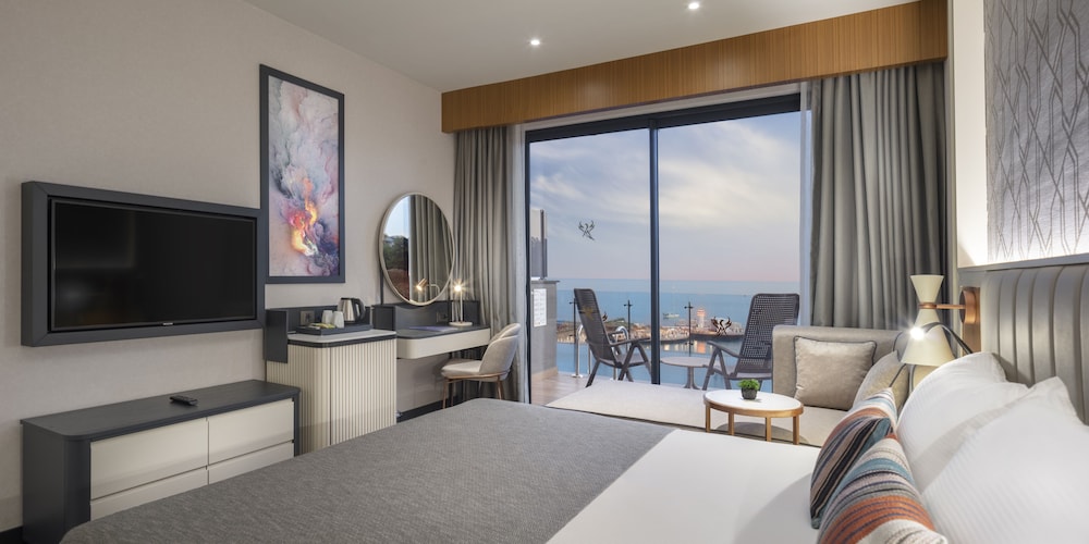 SUPERIOR SWIM UP ROOM SEA VIEW