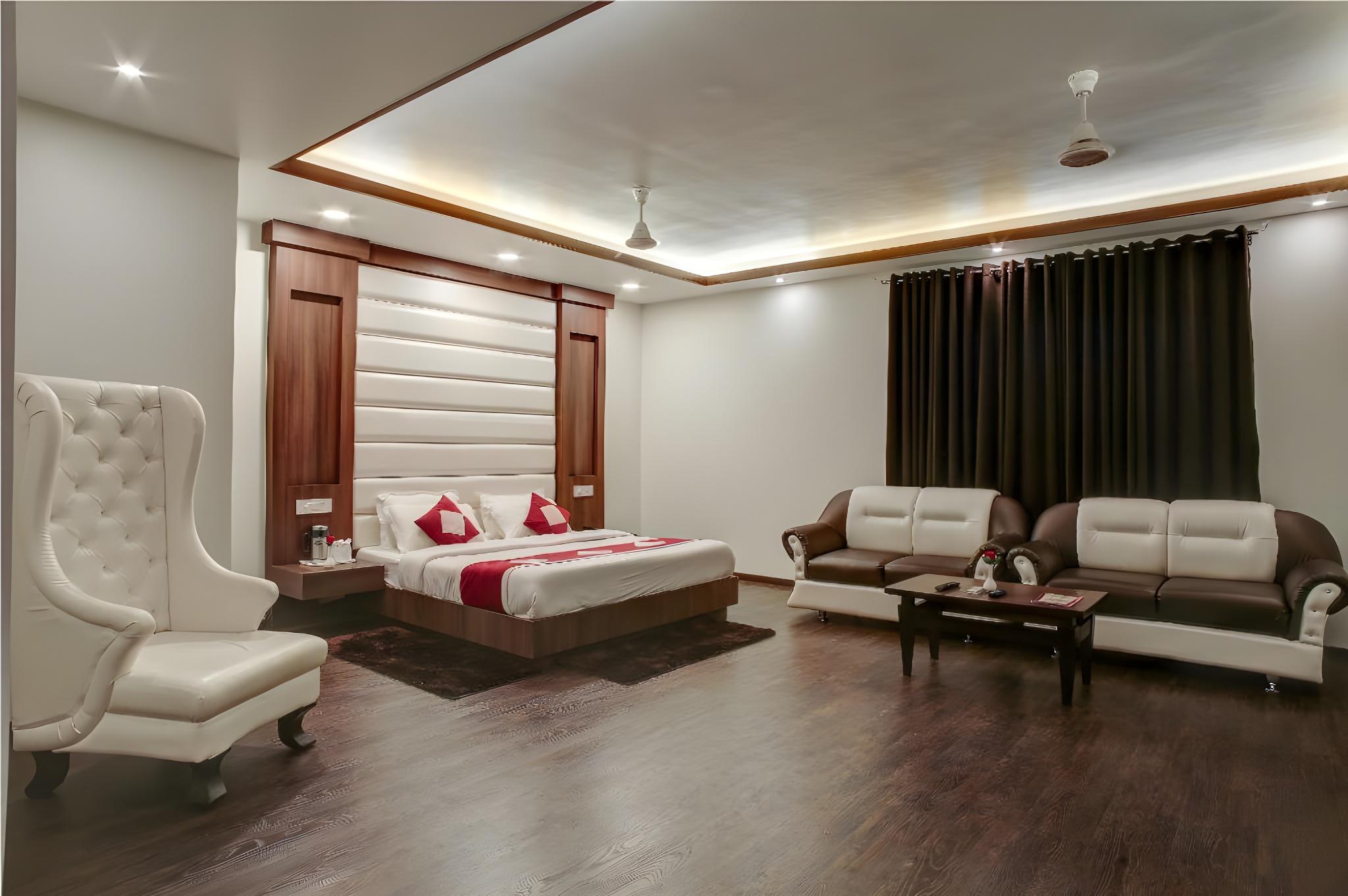 غرفة بريميوم بسرير كينج، Hotel The Royal Krishna 3/3