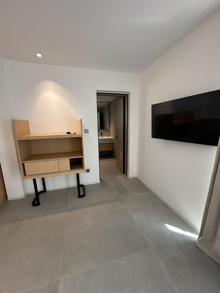Nikos Hotel 12/46