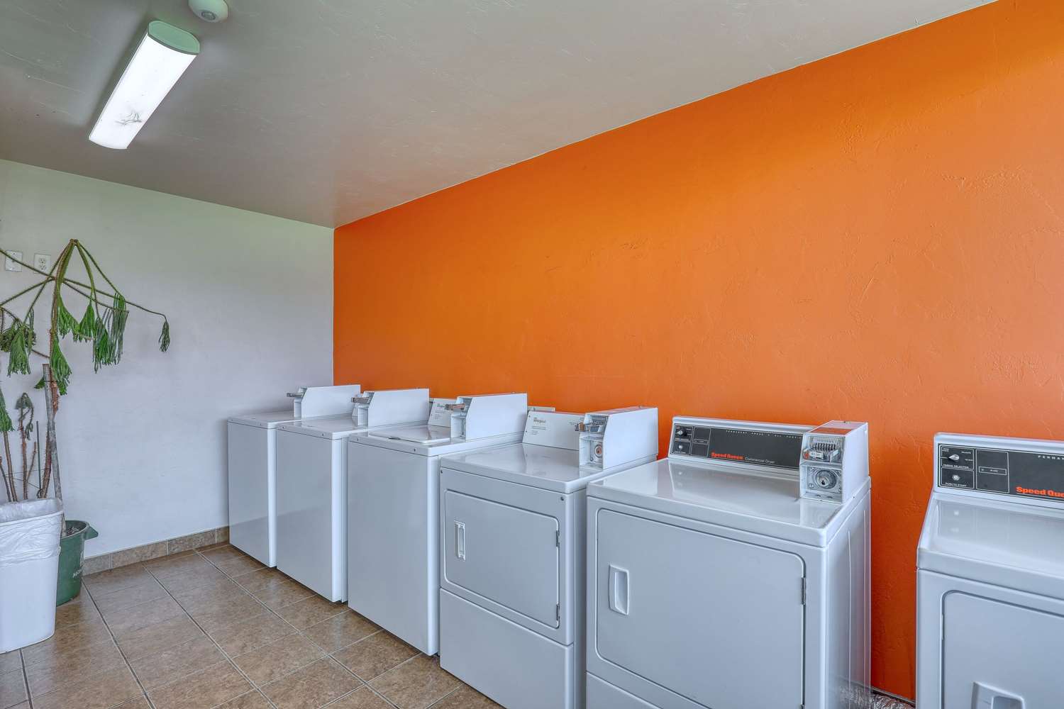 Econo Lodge Neenah 12/43