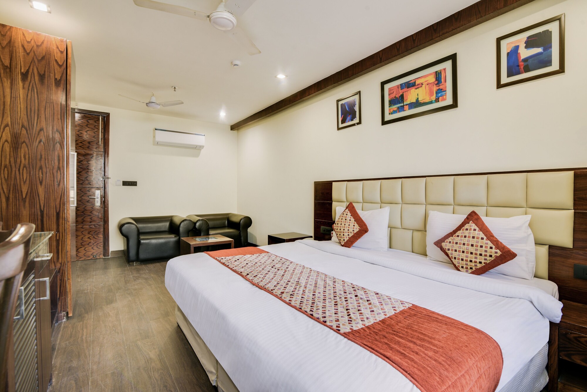 غرفة تنفيذية بسرير كينج، Hotel Blue Stone - Nehru Place 3/10