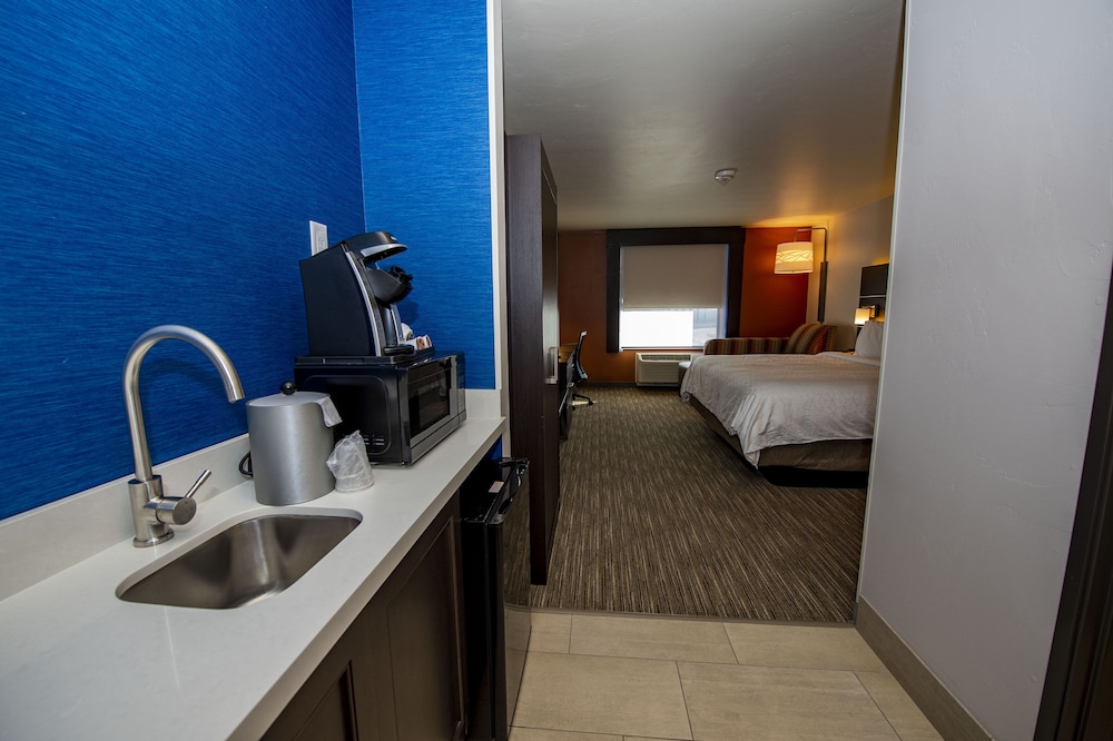 Holiday Inn Express Suites Colorado Springs Afa Northgate 27/56