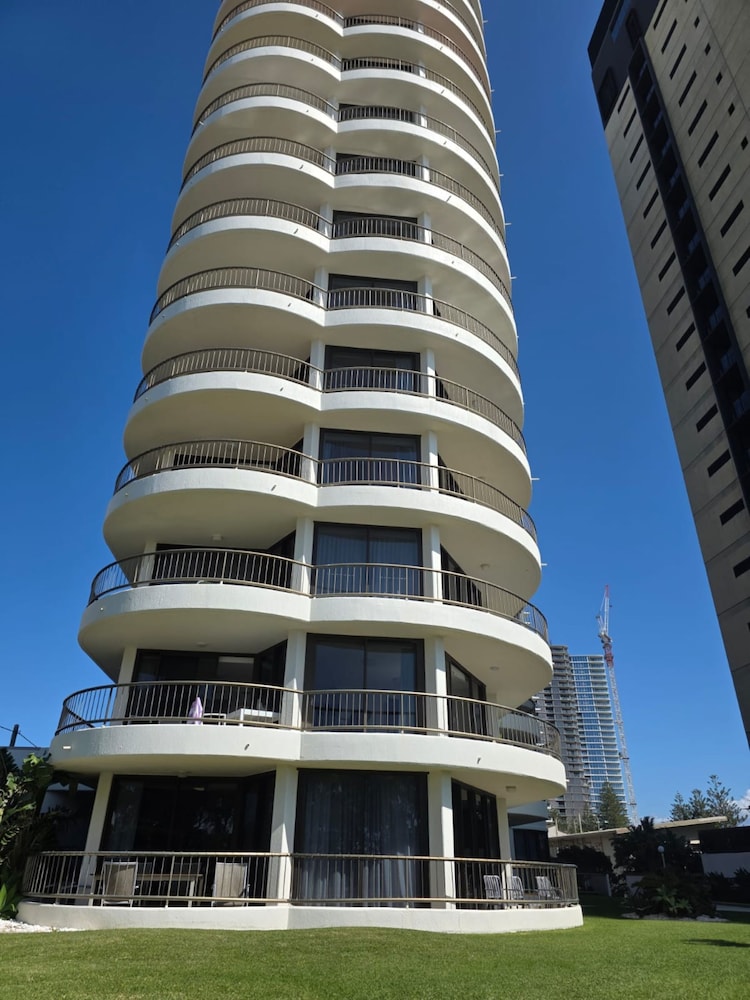 Boulevard North Holiday Apartments 2/77