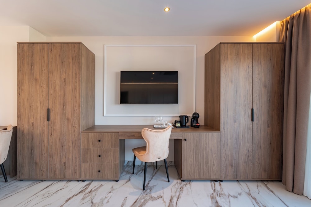 Philia Center Suites 63/73
