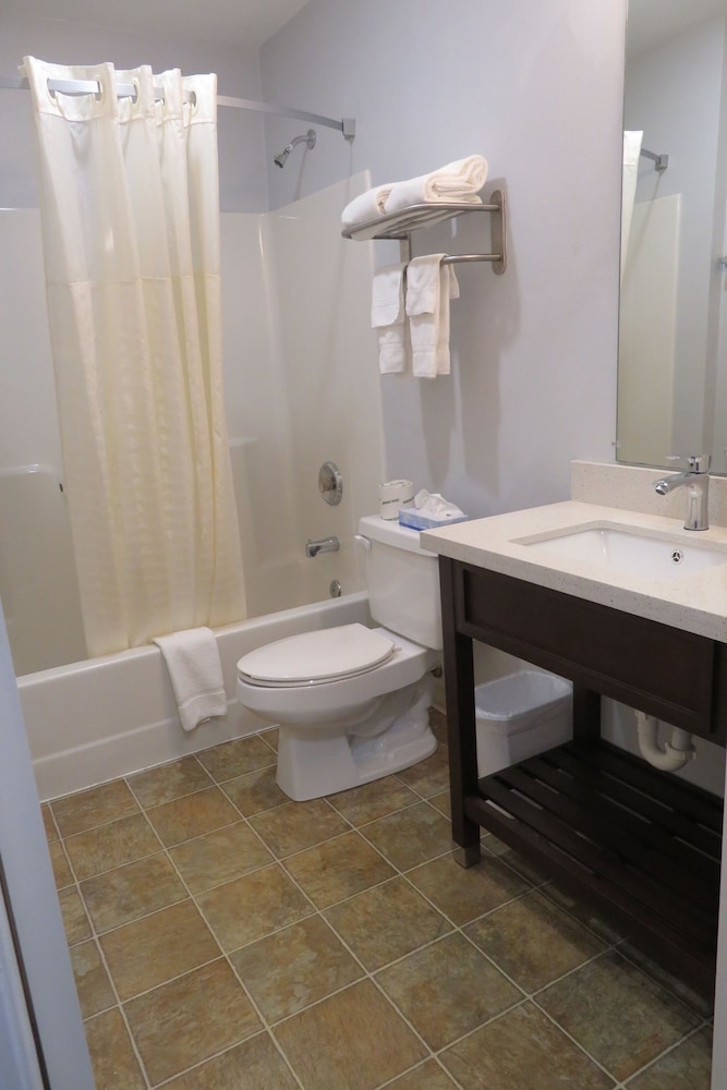 Luxbury Inn & Suites 33/34