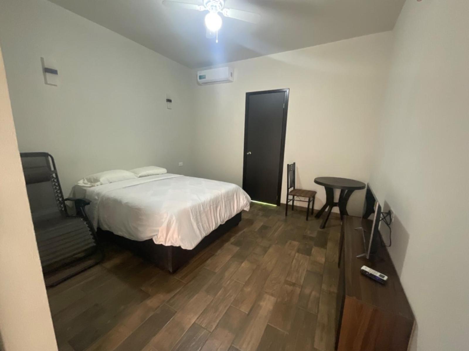 Hostal 230 22/38