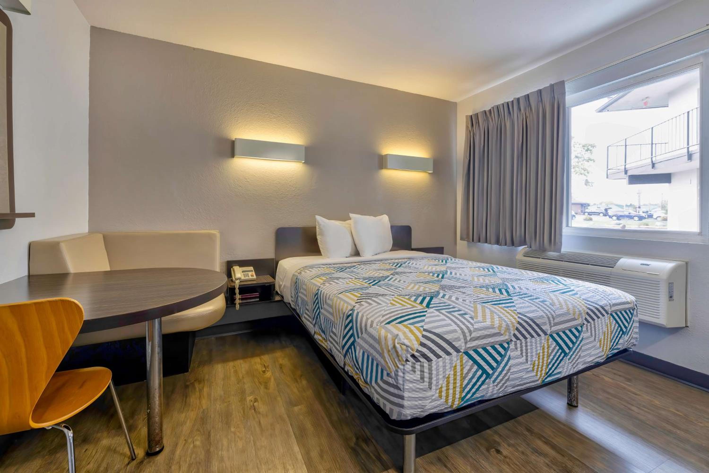 غرفة بسرير كوين لذوي الإعاقة لغير المدخنين، Motel6 Oshkosh, WI 9/10