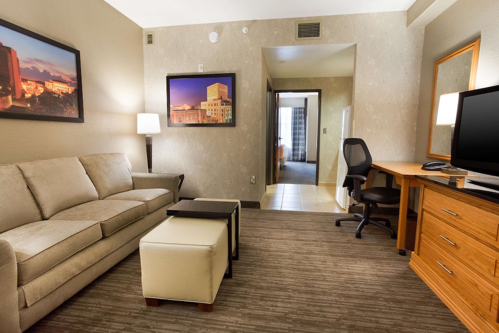 Drury Inn and Suites Lafayette 27/33