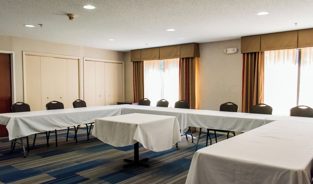 Holiday Inn Express Hotel And Suites Kinston 30/72