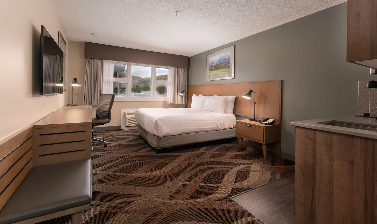 غرفة بسرير كوين بإطلالة على الجبل بمطبخ صغير، Prestige Hudson Bay Lodge & Conference Centre, WorldHotels 2/3