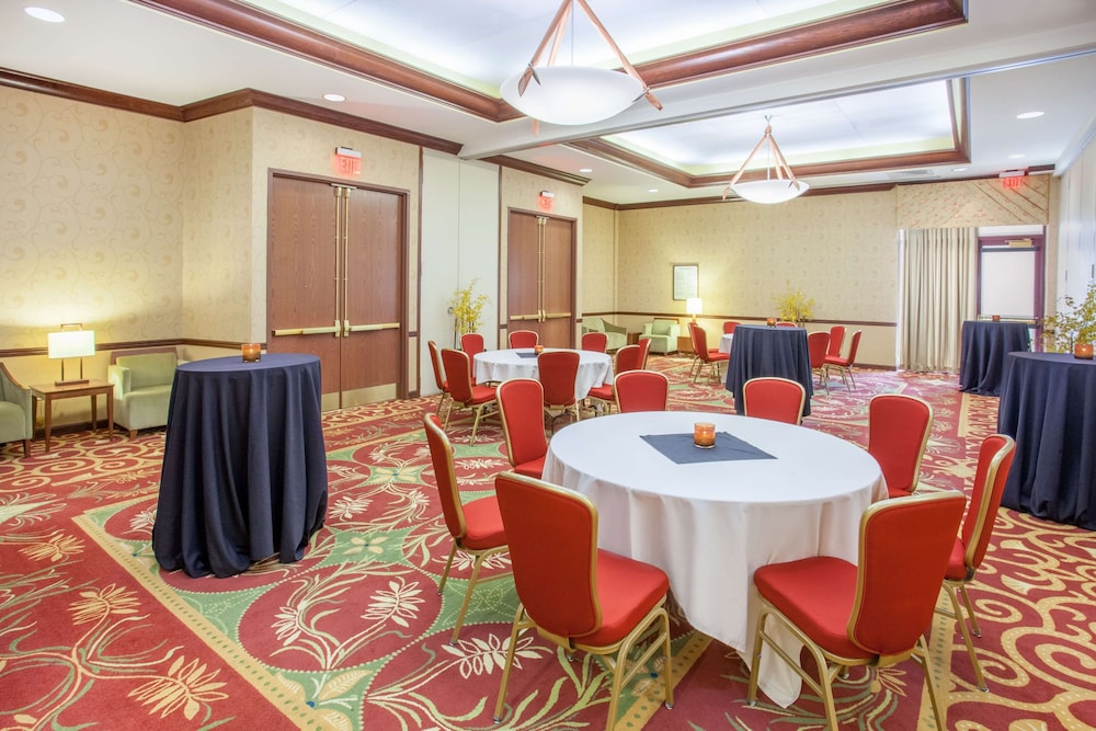 Sonesta Milwaukee West Wauwatosa 26/74