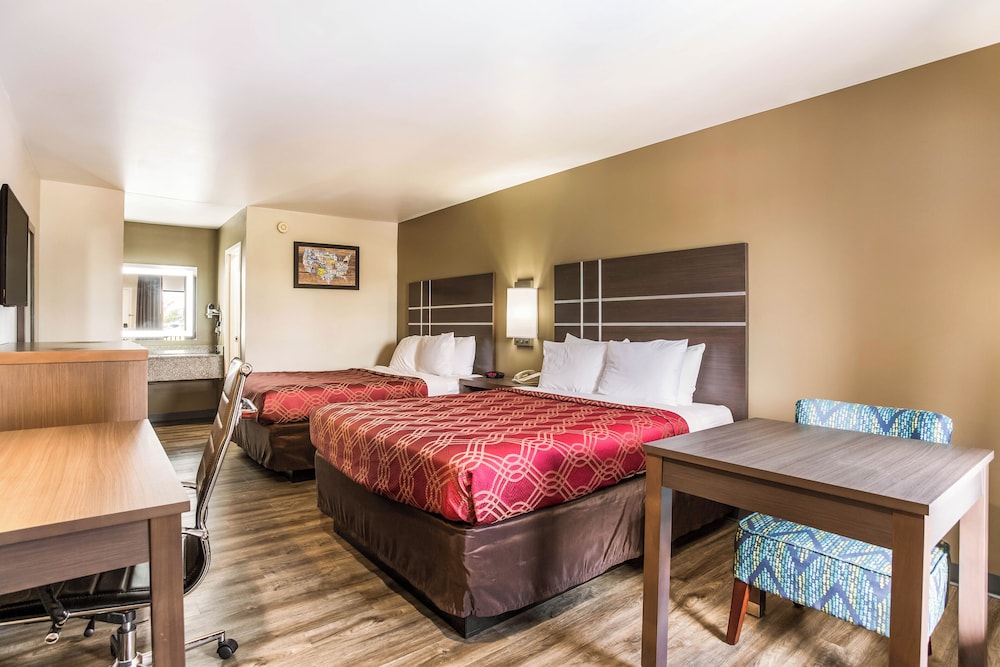 UPGRADE, 2 QUEEN BEDS, SMOKING