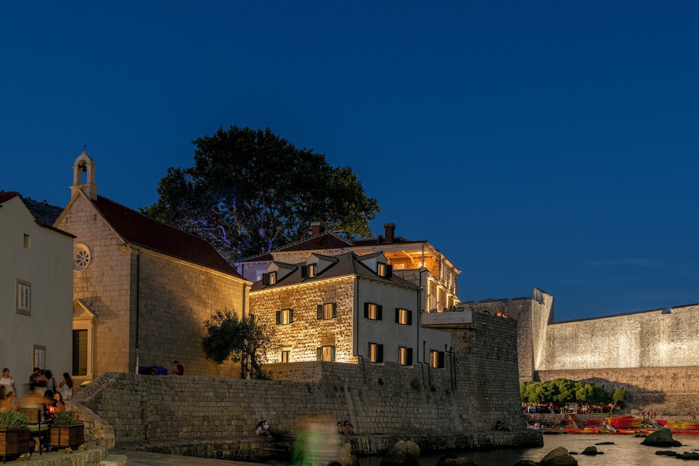 Sea Rocks Residence 26/40