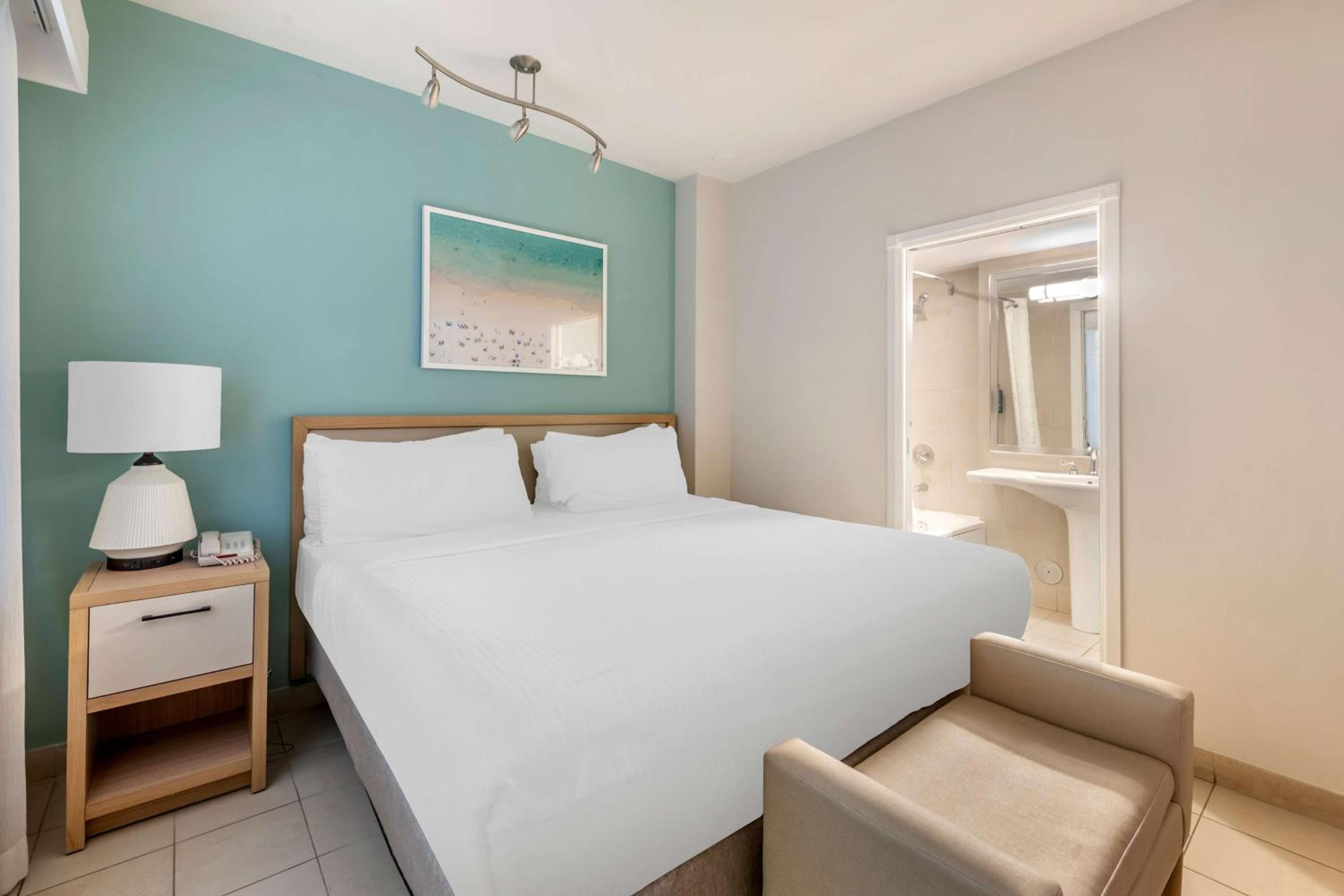جناح بسرير كينج وسريرين كينج بغرفتي نوم مع أريكة، Hilton Vacation Club Crescent on South Beach Miami 3/4