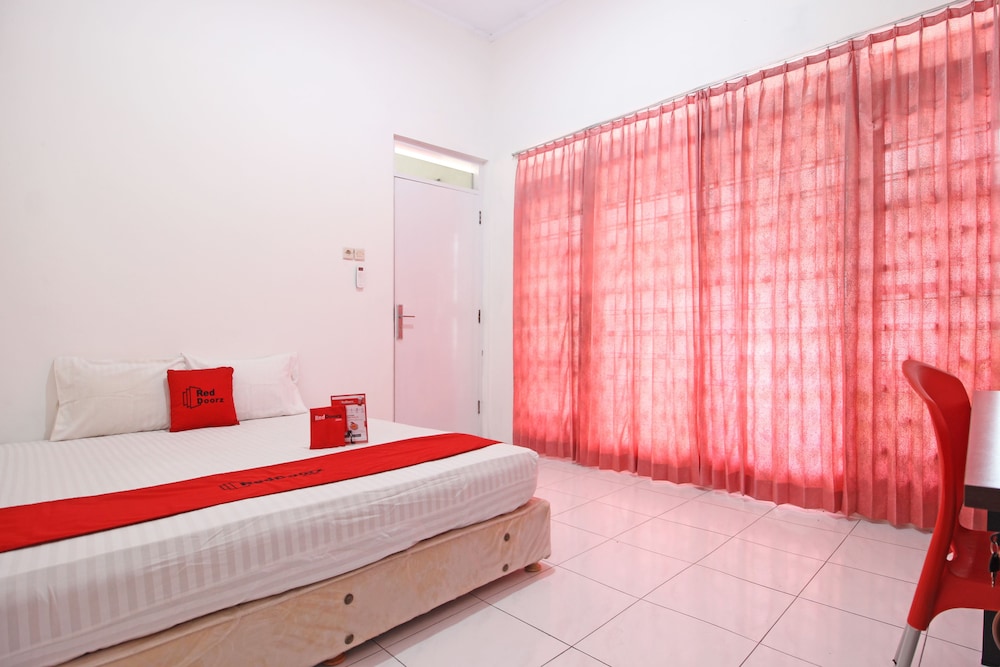 RedDoorz near Terminal Tirtonadi 11/20