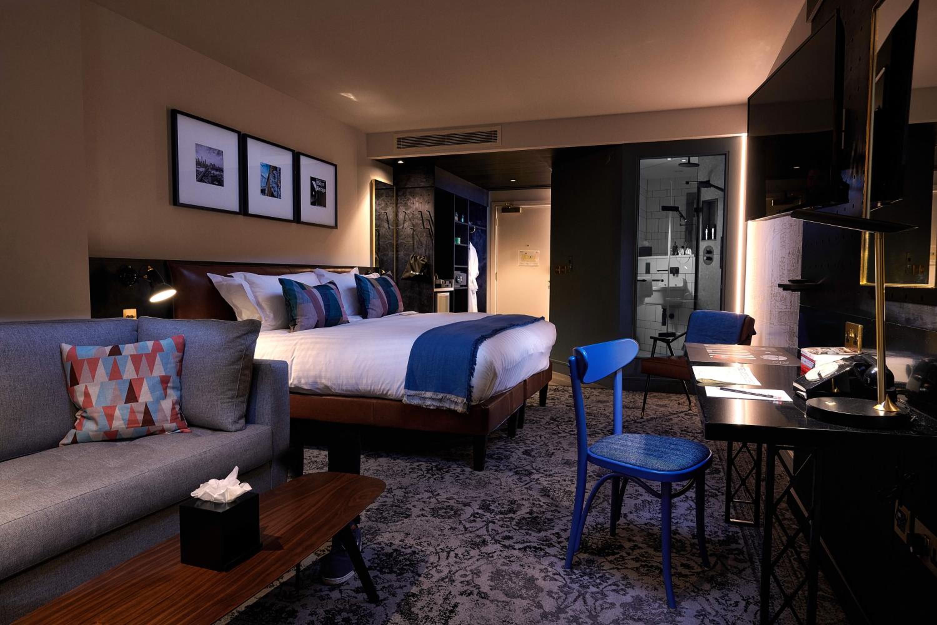 غرفة بسرير كينج مع أريكة، voco Manchester - City Centre, an IHG Hotel 4/8