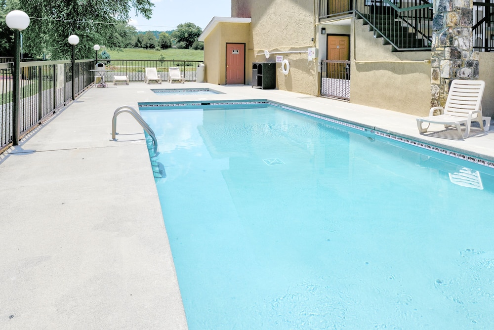 Econo Lodge Sevierville-Pigeon Forge on the River 3/25