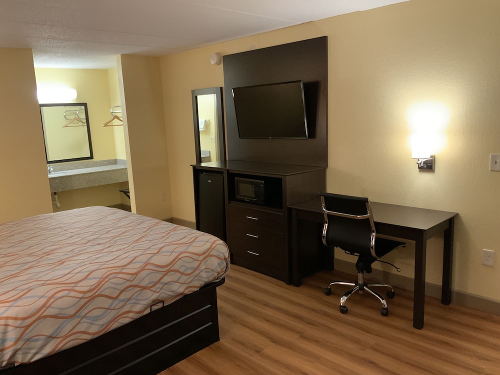 Days Inn by Wyndham Troy IL 18/34