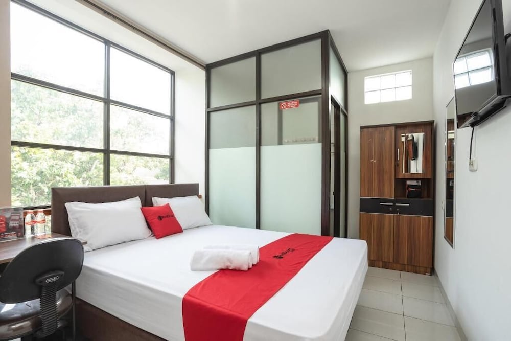 RedDoorz near Eka Hospital BSD City 15/29