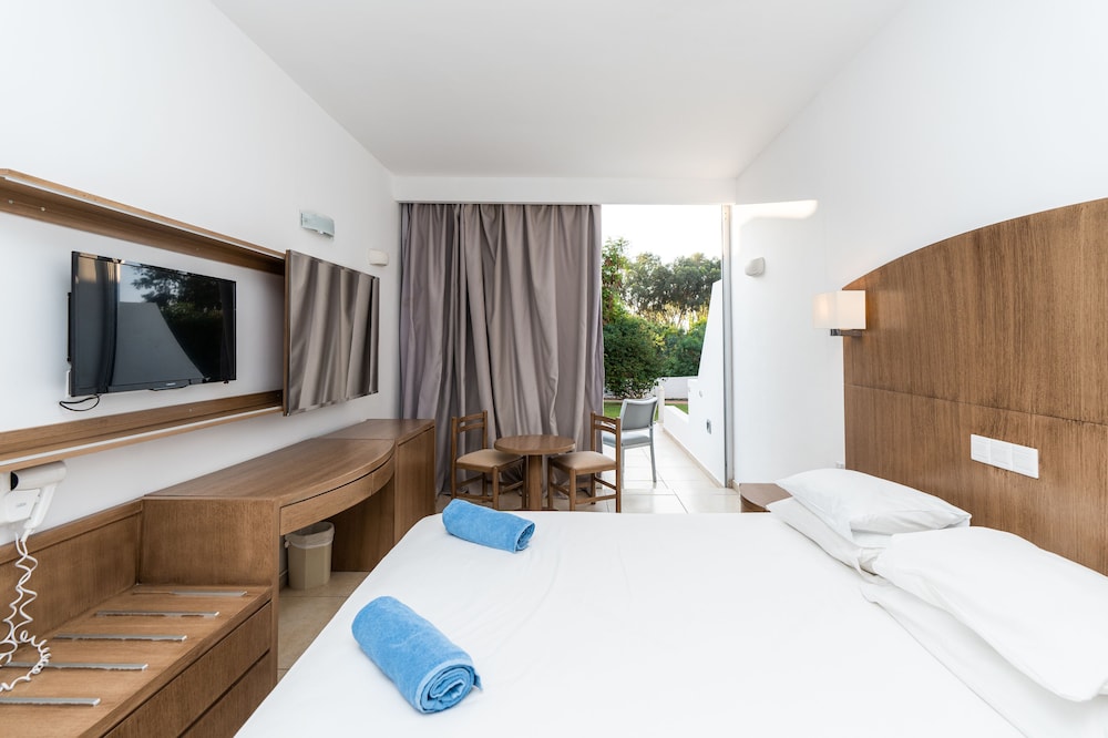 Adelais Bay Hotel 20/50