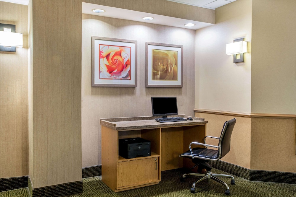 La Quinta Inn & Suites by Wyndham Greensboro NC 47/55