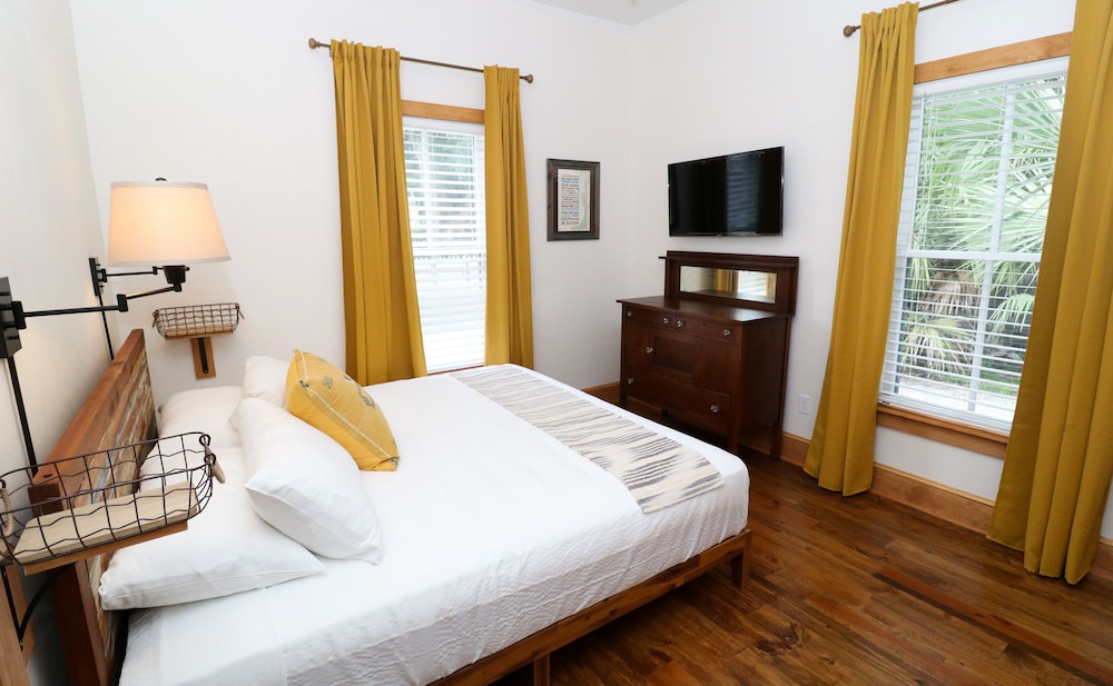 Cottage, King Bed, Pet Friendly