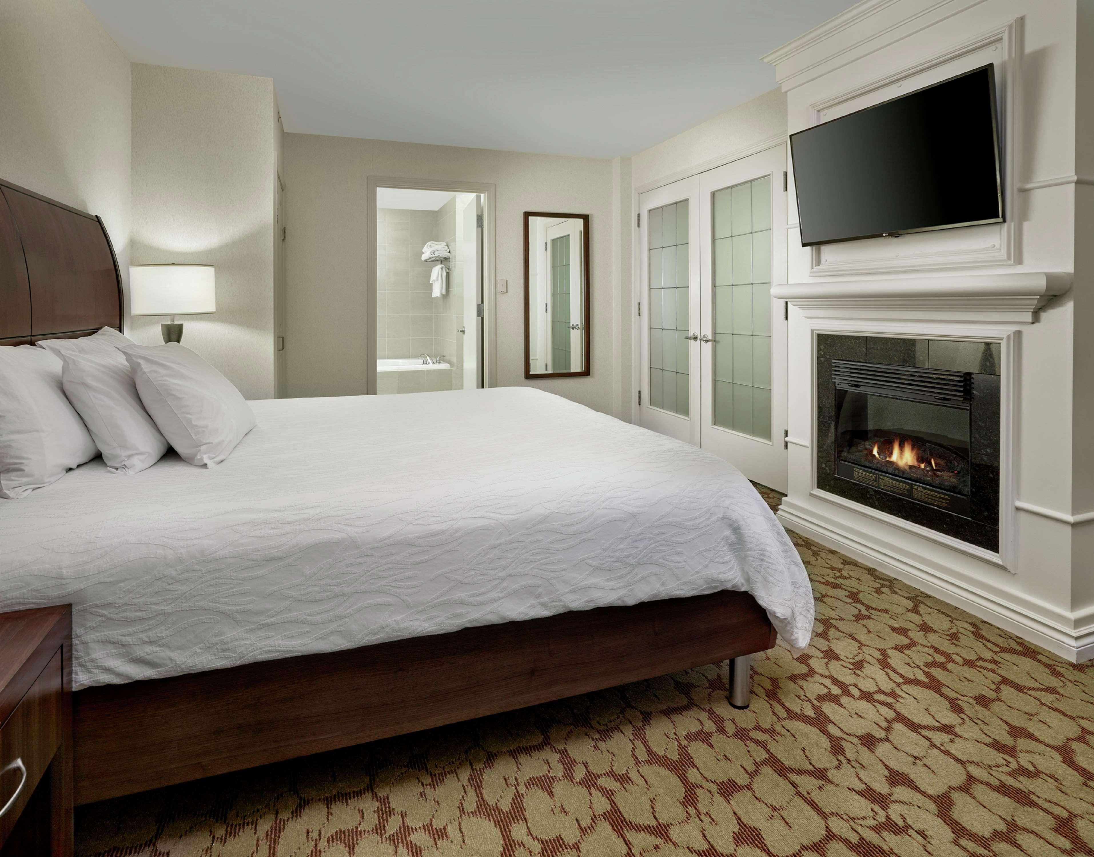 1 BEDROOM, SUITE, KING BED, SOFA
