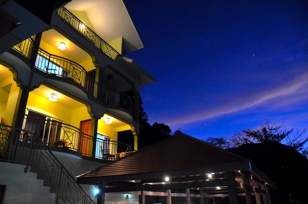 Treasure Cove Hotel 6/58