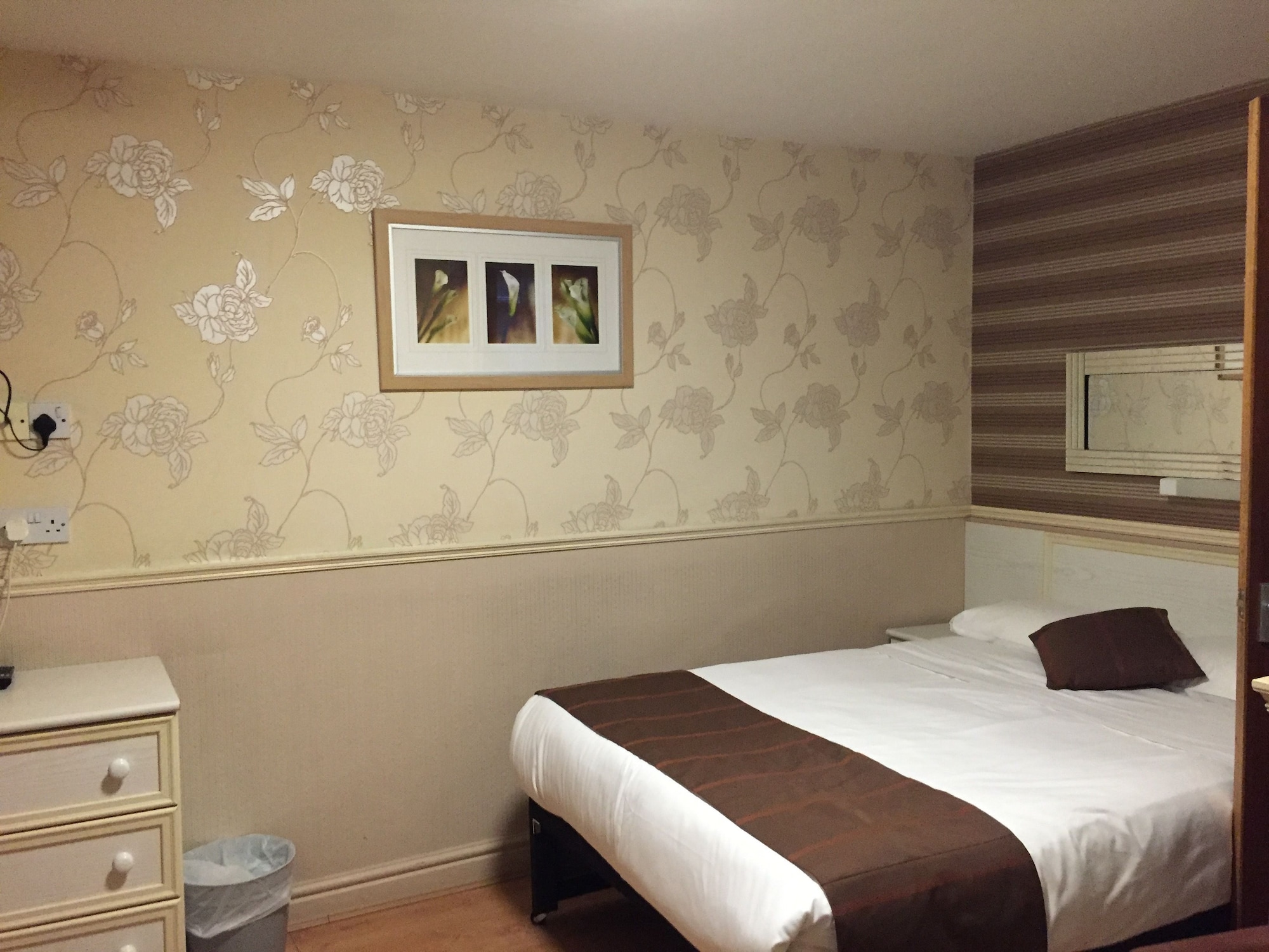 ROOM, DOUBLE BED
