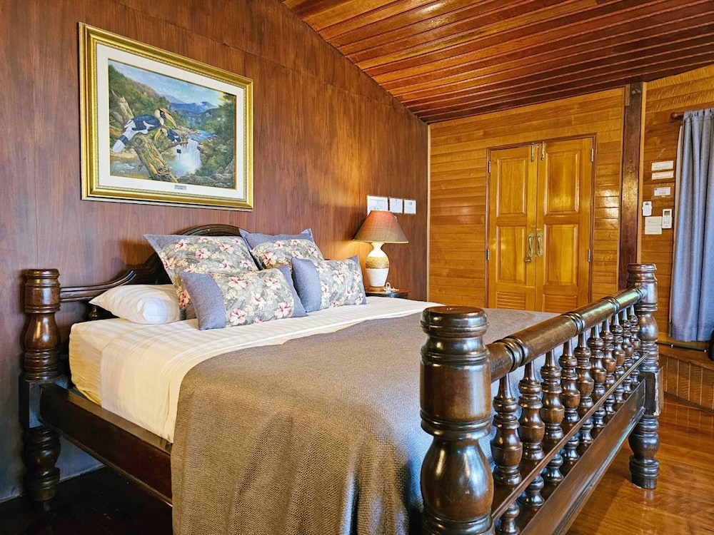 SUITE, GARDEN AND LAKE VIEW