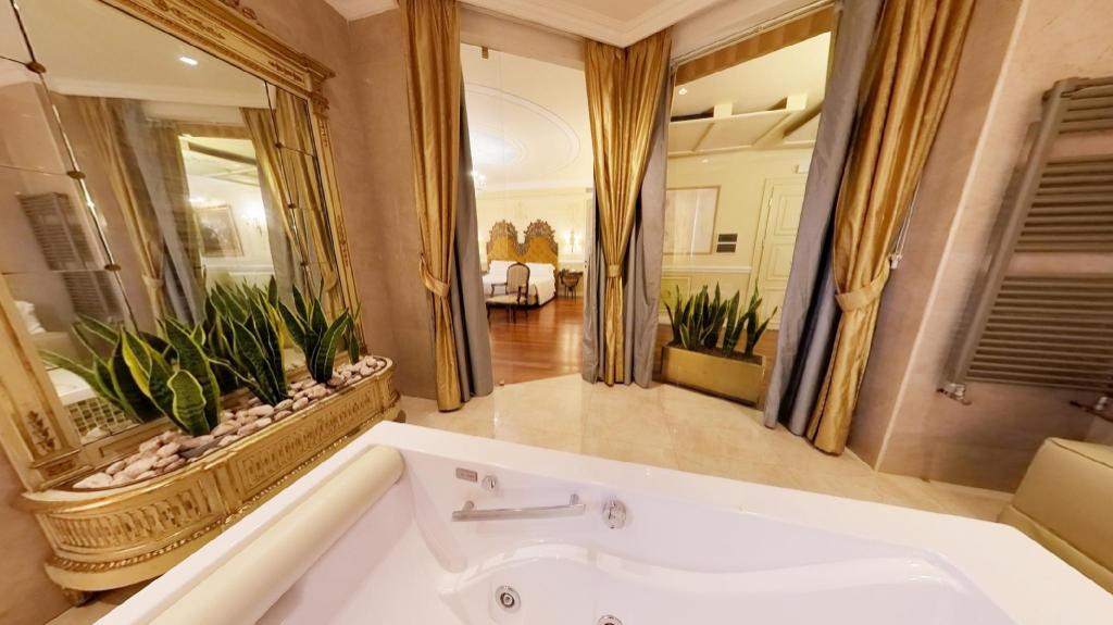 Presidential, Queen Bed, Terrace, Radisson Blu Ghr Hotel Rome 6/10