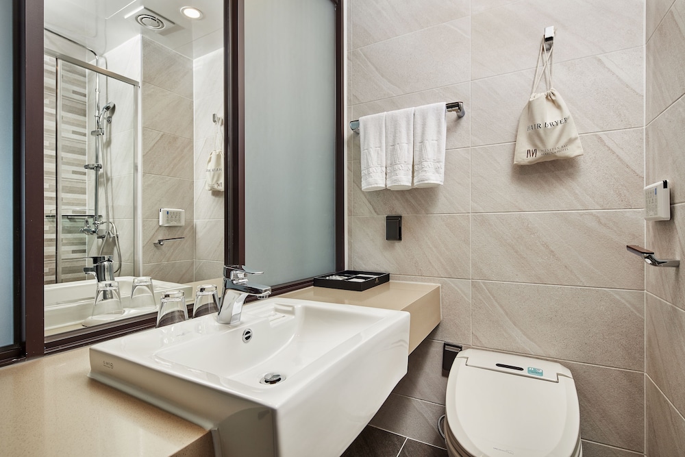Western Bay Marina Hotel 39/46