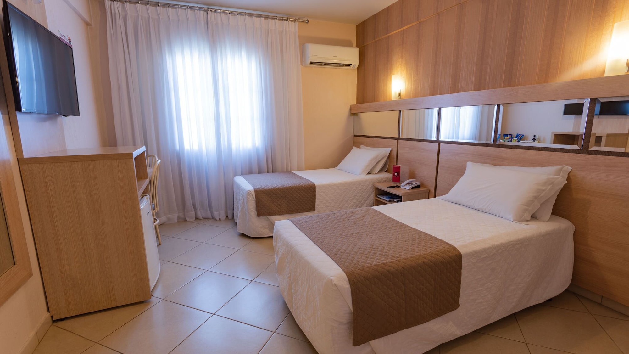 EXECUTIVE, TWIN BEDS