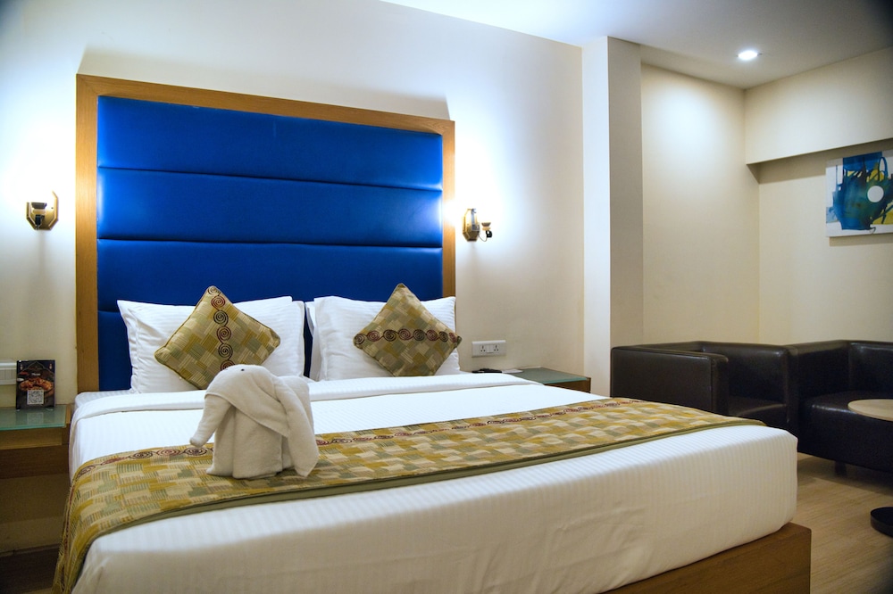 1 Bedroom, Deluxe, King Bed, City View, The Peerless Inn 4/10