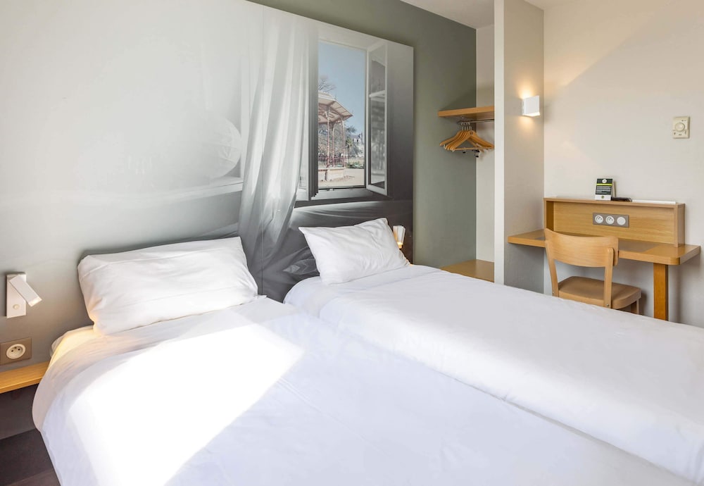 ROOM, TWIN BEDS