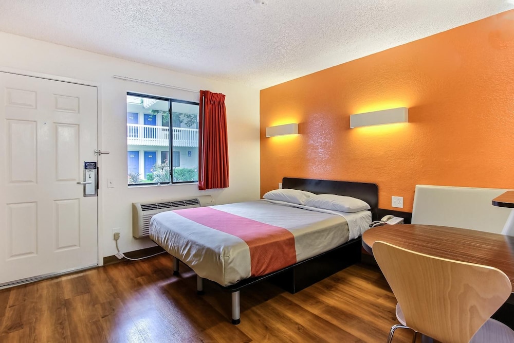 Motel6 Marina, CA - Monterey 28/58