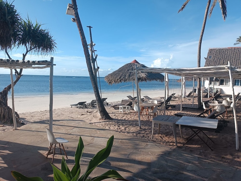 Bahari Dhow Beach Villas 54/61